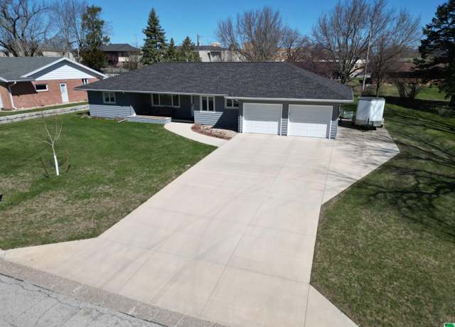 Property at 1519 Shoreway Rd, Storm Lake, IA 50588, 4 beds, 3.5 baths