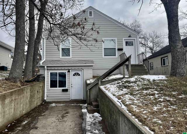 Property at 2206 S Lakeport St, Sioux City, IA 51106, 5 beds, 2 baths