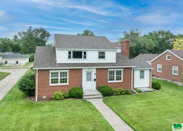 Property at 1406 Iowa Ave, Onawa, IA 51040, 4 beds, 2.5 baths