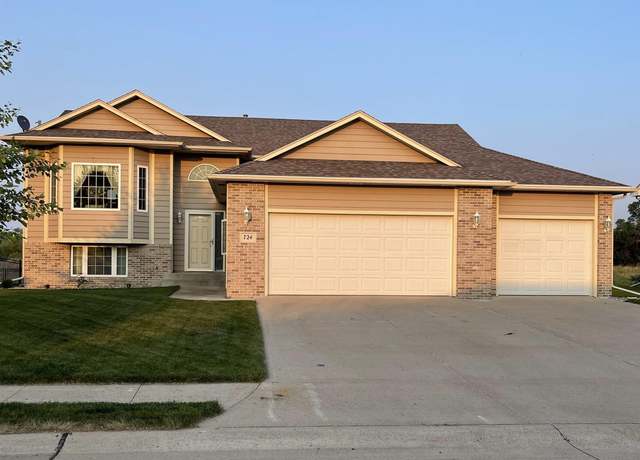 Property at 724 Prairie Blvd, Dakota Dunes, SD 57049, 5 beds, 3 baths