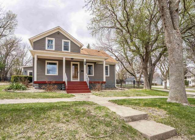 Property at 801 1st Ave Ave SE, Lemars, IA 51031, 4 beds, 2 baths