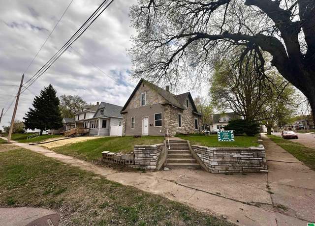Property at 1824 W Palmer Ave, Sioux City, IA 51103, 3 beds, 1 bath