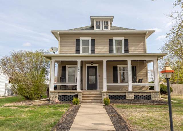 Property at 305 W 17th St, South Sioux City, NE 68776, 4 beds, 2 baths