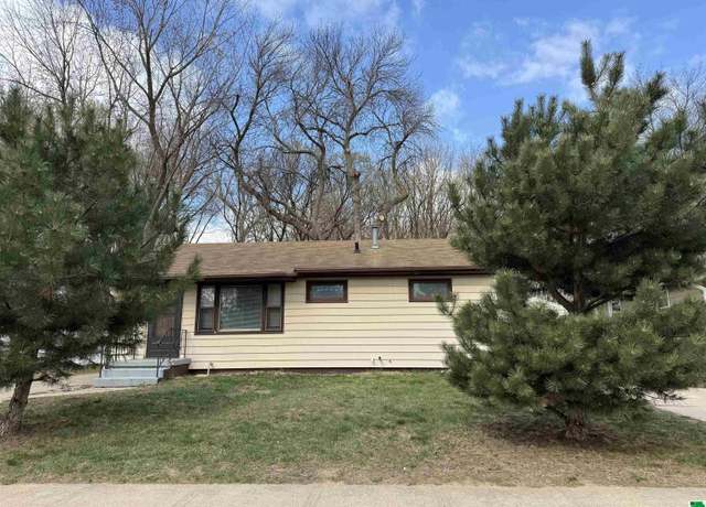 Property at 2809 Clark St, Sioux City, IA 51104, 3 beds, 1 bath