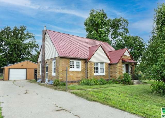 Property at 1400 11th St, Onawa, IA 51040, 2 beds, 1 bath
