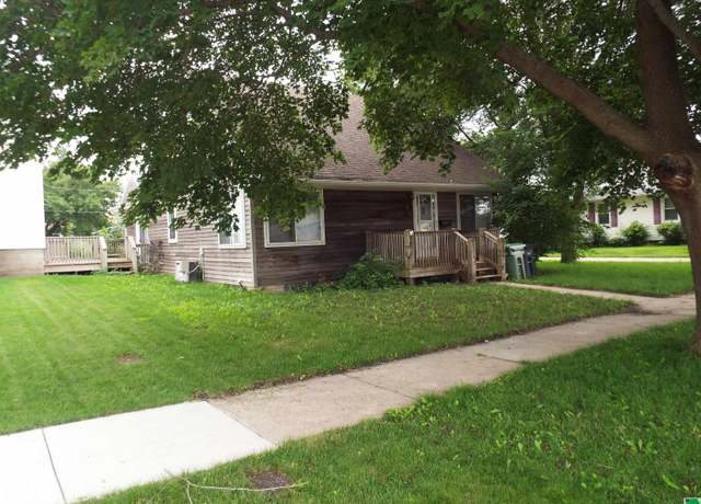 Property at 912 5th Ave, Sibley, IA 51249, 3 beds, 2 baths