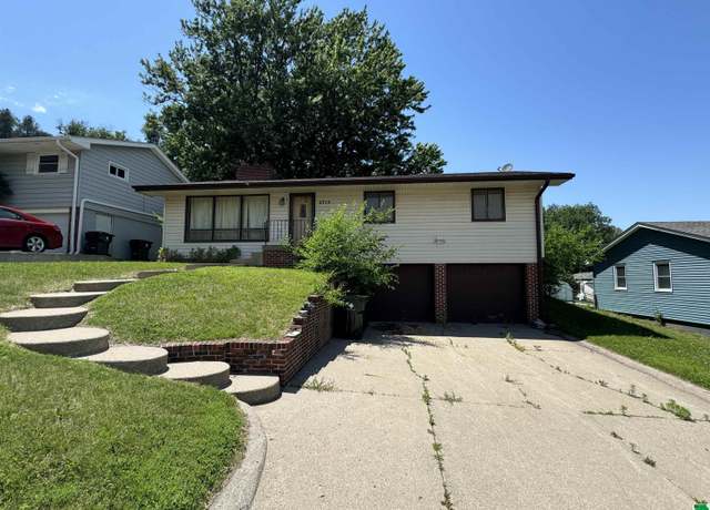 Property at 2715 S Steele St, Sioux City, IA 51106, 3 beds, 2 baths