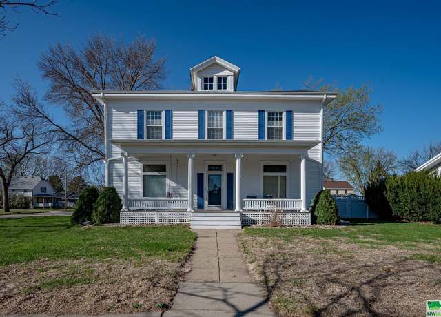 Property at 212 E Washington St, Elk Point, SD 57025, 5 beds, 2 baths