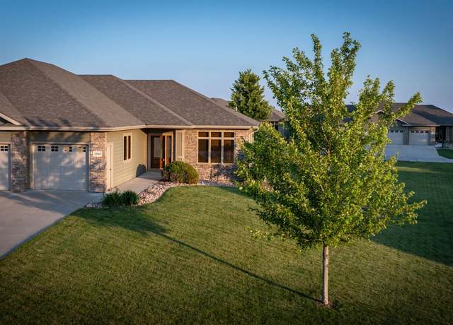 Property at 2390 Riviera Rd, Sioux Center, IA 51250, 3 beds, 2.5 baths