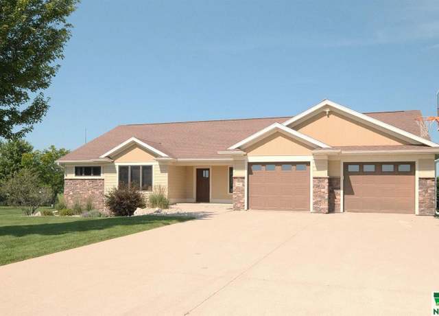 Property at 999 Sunrise Trl, Sioux Center, IA 51250, 5 beds, 3 baths