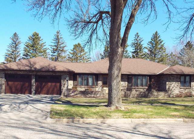 Property at 916 NE 5th St, Sibley, IA 51249, 3 beds, 2 baths