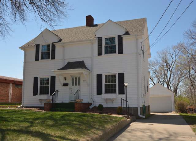 Property at 2805 Summit St, Sioux City, IA 51104, 3 beds, 1.5 baths