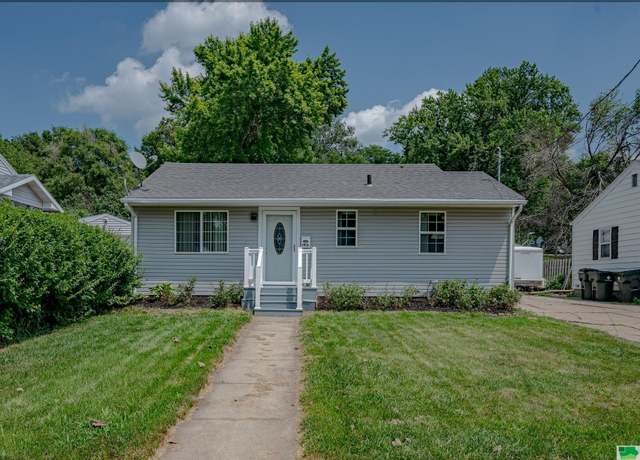 Property at 1416 S Patterson St, Sioux City, IA 51106, 3 beds, 2 baths