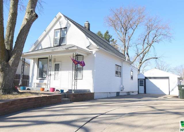 Property at 2815 S Cornelia St, Sioux City, IA 51106, 3 beds, 1 bath
