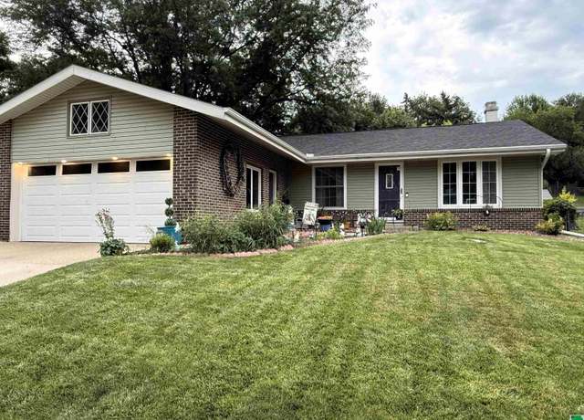 Property at 4112 Sergeant Rd, Sioux City, IA 51106, 5 beds, 3 baths