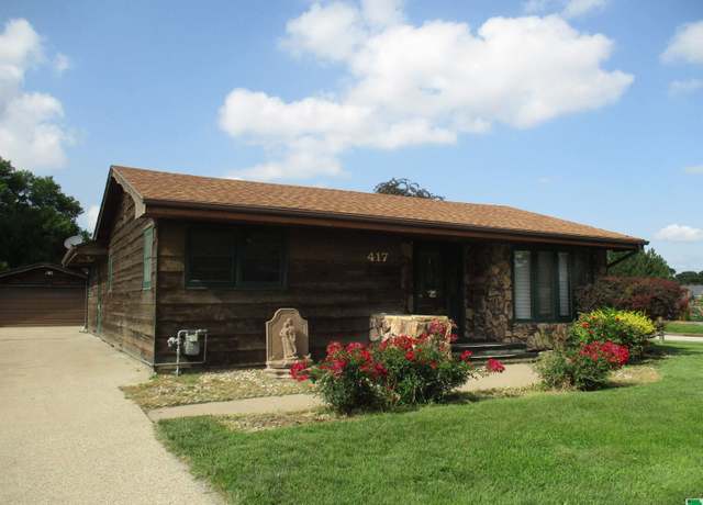 Property at 417 E 18th St, South Sioux City, NE 68776, 3 beds, 2 baths