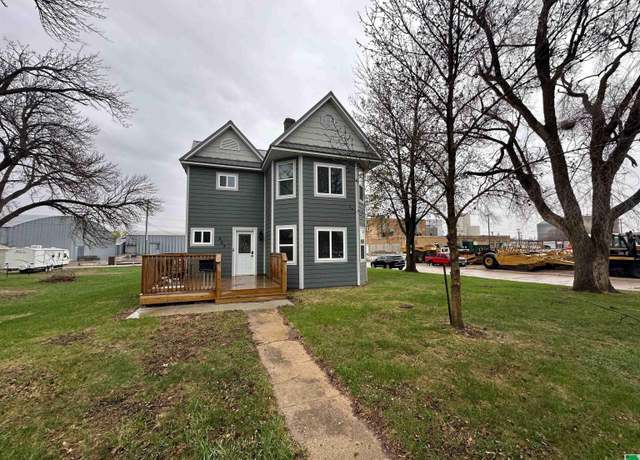 Property at 503 10th St, Sibley, IA 51249, 5 beds, 2 baths