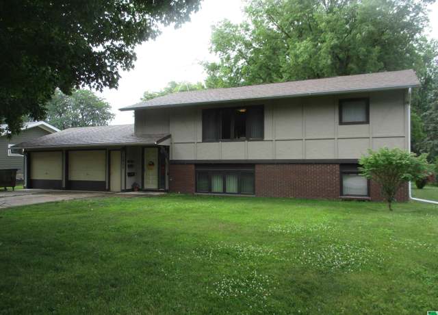 Property at 1011 NW 3rd Ave, Pocahontas, IA 50574, 4 beds, 2 baths