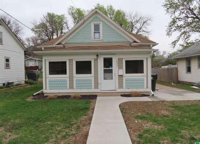 Property at 1632 S Fairmount St, Sioux City, IA 51106, 3 beds, 2 baths