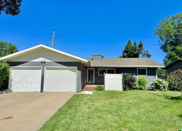 Property at 2600 S Lincoln Ave, Sioux Falls, SD 57105, 3 beds, 2 baths