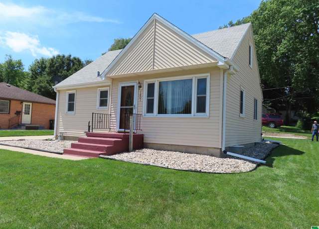 Property at 1401 S Royce St, Sioux City, IA 51106, 3 beds, 2 baths