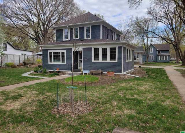 Property at 324 E Lewis St, Vermillion, SD 57069, 5 beds, 2 baths