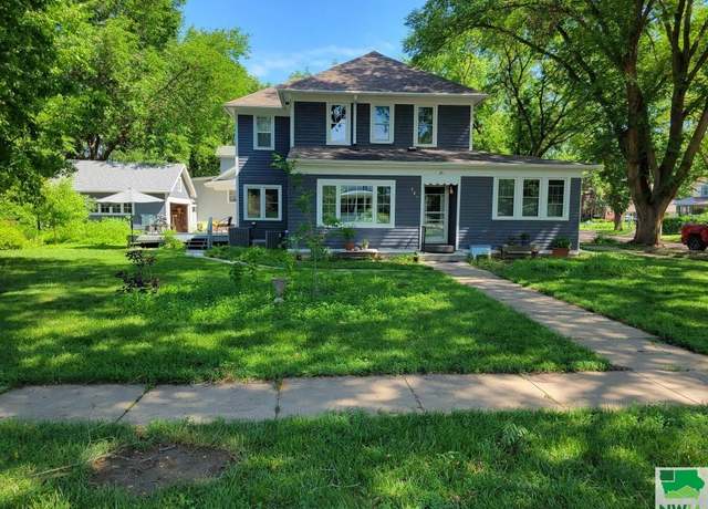 Property at 324 E Lewis St, Vermillion, SD 57069, 5 beds, 2 baths