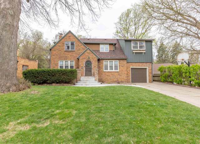 Property at 3055 Valley Dr, Sioux City, IA 51104, 3 beds, 3 baths