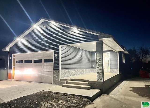 Property at 1414 B, South Sioux City, NE 68776, 3 beds, 2 baths