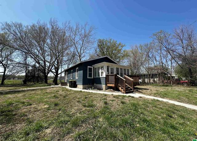 Property at 2123 Geneva St, Sioux City, IA 51103, 2 beds, 1 bath