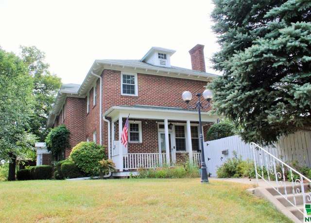 Property at 1925 Summit St, Sioux City, IA 51104, 4 beds, 4 baths