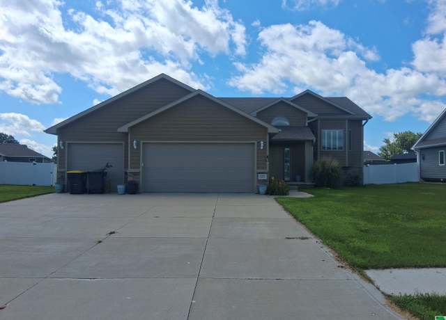 Property at 193 N Churchill Cir, No. Sioux City, SD 57049, 5 beds, 3 baths