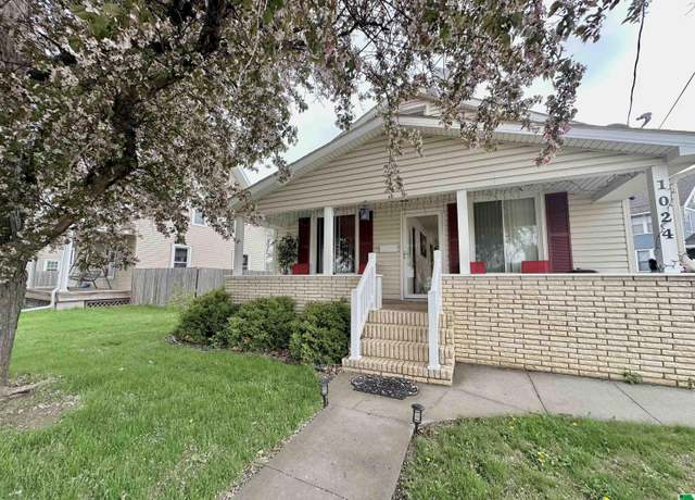Property at 1024 Morningside Ave, Sioux City, IA 51106, 3 beds, 2 baths