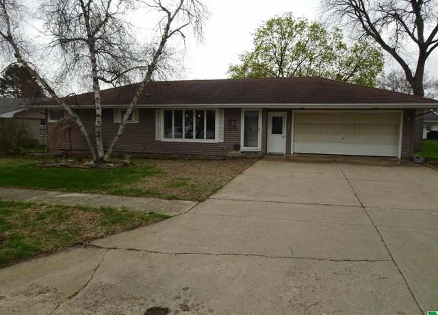 Property at 1522 E 3rd St, Sheldon, IA 51201, 3 beds, 2.5 baths