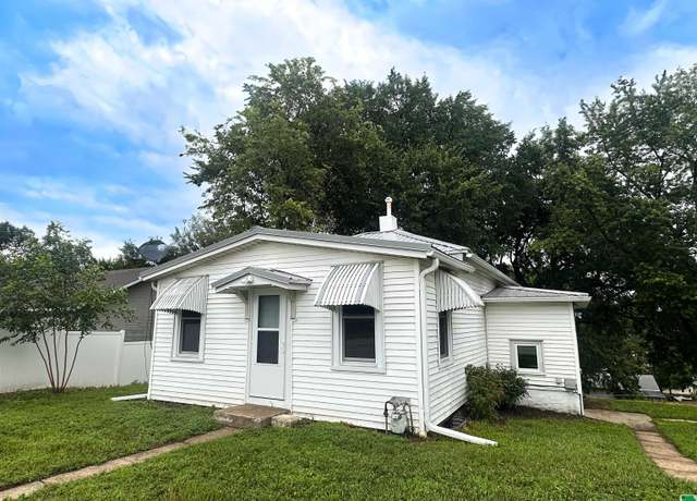 Property at 2848 S Lakeport St, Sioux City, IA 51106, 2 beds, 2 baths
