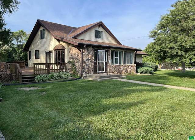 Property at 2802 W 5th St, Sioux City, IA 51103, 4 beds, 3 baths