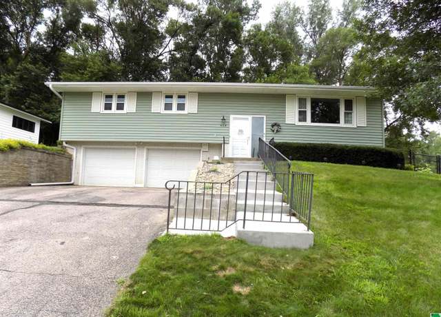 Property at 408 39th St, Sioux City, IA 51104, 3 beds, 2.5 baths