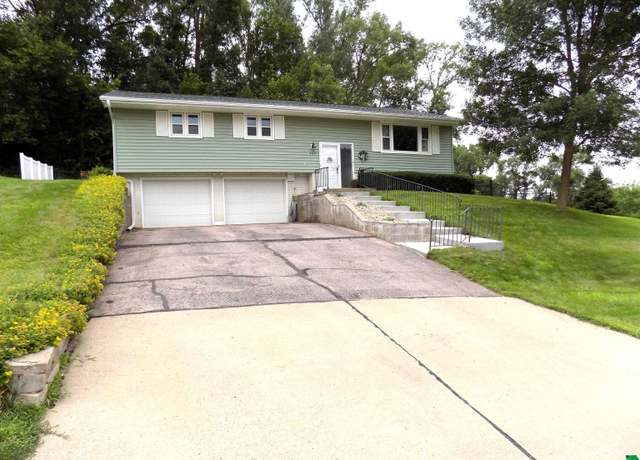 Property at 408 39th St, Sioux City, IA 51104, 3 beds, 2.5 baths
