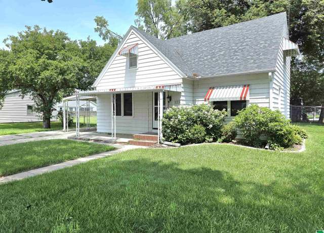 Property at 125 E 30th St, South Sioux City, NE 68776, 4 beds, 2 baths