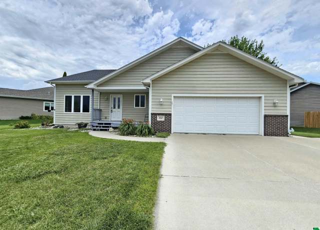 Property at 707 Prairie Blvd, Dakota Dunes, SD 57049, 3 beds, 2 baths