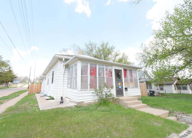 Property at 1923 W 6th St, Sioux City, IA 51101, 3 beds, 1 bath