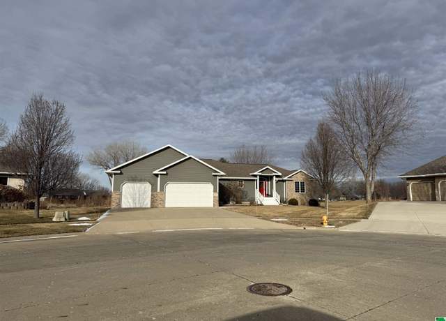 Property at 305 St. Andrews Ct, Vermillion, SD 57069, 5 beds, 3 baths