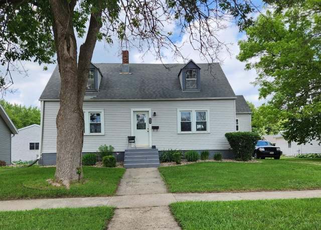 Property at 609 11th St, Sheldon, IA 51201, 4 beds, 2 baths
