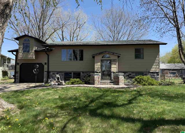 Property at 1027 Rice Dr, Vermillion, SD 57069, 3 beds, 2 baths
