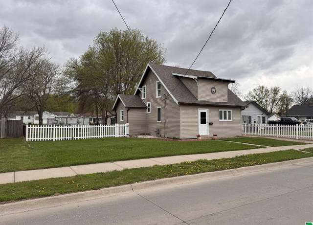 Property at 2211 Myrtle St, Sioux City, IA 51103, 2 beds, 2 baths