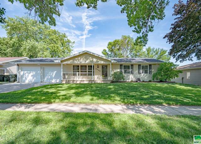 Property at 3730 Mohave Dr, Sioux City, IA 51104, 4 beds, 3 baths