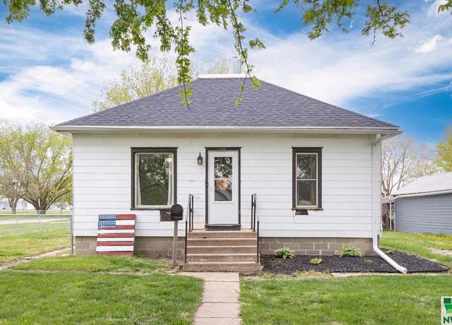 Property at 1120 6th St, Onawa, IA 51040, 2 beds, 1 bath
