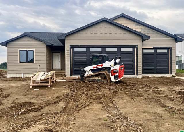 Property at 708 17th St SE, Orange City, IA 51041, 2 beds, 2 baths