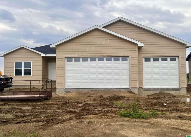 Property at 710 17th St SE, Orange City, IA 51041, 3 beds, 2 baths