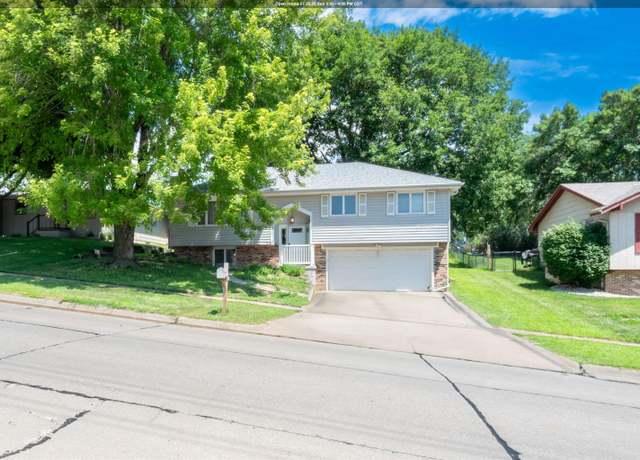 Property at 3020 S Cypress St, Sioux City, IA 51106, 3 beds, 2 baths